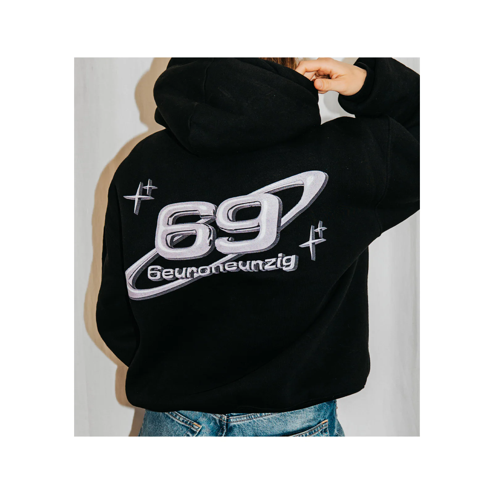 Schwarzer Hoodie mit dem Back Print vom Logo 6euroneunzig