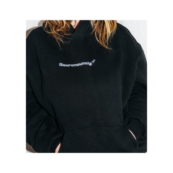 Front Schwarzer Hoodie mit dem Schriftzug 6euroneunzig
