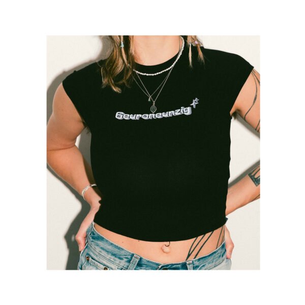 Front Schwarzes Crop Top mit dem Schriftzug 6euroneunzig